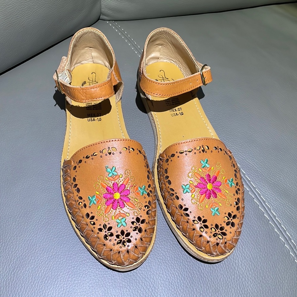 HUARACHE HANDMADE LEATHER FLORAL SANDALS.